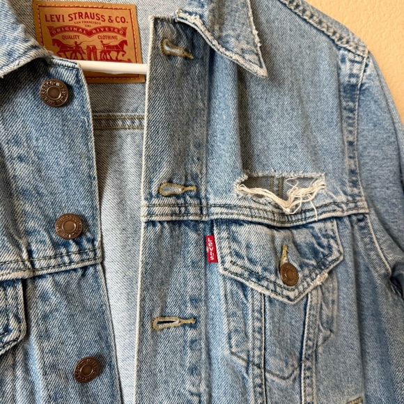 Levi’s Distressed Jean Jacket – Women’s XS - Picture 2 of 4